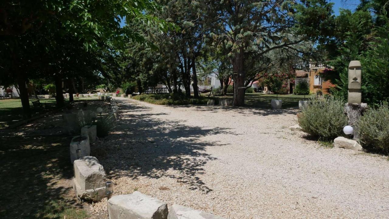 Mas Maurane-Chambre D'Hote Avec Spa Prive Aux Portes D'Arles Tarascon Exterior photo